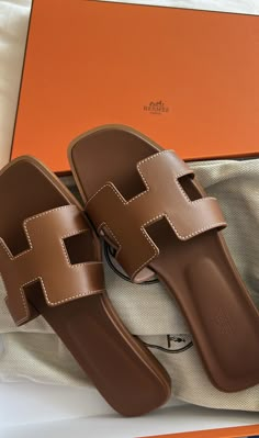 Hermes Slippers, Pretty Sandals, Fashion Shoes Heels, Shoes Heels Classy, Shoe Wishlist, Classy Shoes, Hermes Shoes, Fancy Shoes, Girly Shoes