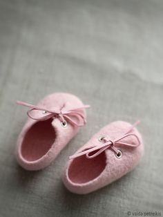 Felted eco friendly crib shoes for newborn baby girl with linen laces, packed in a box. Nice idea for coming home outfit. #cominghomeoutfit #babyshoes #babymusthave #girlshoes #littleprincess Cute Pink Booties For Gift, Cute Pink Booties As Gift, Gift Booties With Rubber Sole And Round Toe, Gift Rubber Sole Round Toe Booties, Cute Soft Sole Booties As Gift, Pink Booties With Soft Sole For Gift, Pink Booties With Soft Sole As Gift, Pink Booties With Round Toe As Gift, Pink Round Toe Booties As Gift