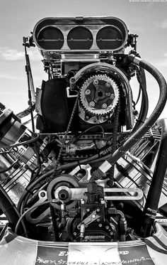 an engine is shown in this black and white photo