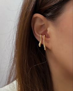 🎁 The Ultimate Holiday Gift! 🎁 This Christmas, surprise your loved ones with our exquisite gold ear lobe cuff earrings. These versatile and stylish cuffs are designed to make a statement, perfect for any festive occasion. 🌟✨ Shop now to ensure timely delivery and make this holiday season unforgettable! 🎄🎅 Link in bio 🔗 #holidaygifts #earcuffearrings #goldjewelry #christmasshopping #uniquegifts #fashionjewelry #giftforher #giftforhim #jewelryaddict #holidayfashion #AurousAtelier #holid... Lobe Cuff, Christmas Surprise, Ear Cuff Earings, Cuff Earrings, Holiday Fashion, Christmas Shopping, Link In Bio, Holiday Gifts