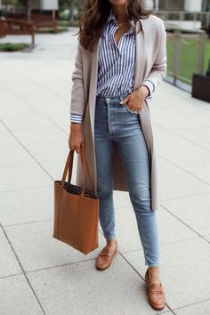 Classic Autumn Layers - Lilly Style Classic Style Outfits, Business Casual Outfits For Work, Mode Casual, Brown Bag, Meryl Streep, Casual Work Outfits, Mode Inspo, Work Outfits Women, Autumn Outfit