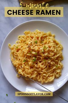 cheese ramen served on a white plate with fork Cheesy Ramen Noodles, Cheesy Noodles Recipes, Ramen Dinner Recipes, Cheese Ramen, Ramen Dinner