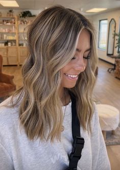 Easy Upkeep Blonde Hair, Cool Brown With Blonde Highlights, Bronde Haircolor Medium Hair, Hair Highlights For Dark Hair Blonde, Mom Hair Color Ideas, Light Highlights On Dirty Blonde Hair, Blonde Going Brunette, Low Lights On Dirty Blond, Cool Toned Bronde Haircolor