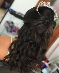 Sweet 16 Hairstyles, Wedding Hair Half, Quince Hairstyles With Crown, Quinceanera Hairstyles, Quince Hairstyles, Beauty Makeup Tips, Half Up Half Down Hair, Half Up Hair, Half Up Half Down