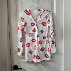 New Bedtime Kiss Lip Print Pajama Romper. Size Small. In Online Packaging. Never Worn Just Took It Out For Pictures. Please Note That It Has Spots On One Sleeve That May Come Off Once It's Washed Smoke Free Home Online Packaging, Lip Print, Pajama Romper, Lips Print, Print Pajamas, Women's Intimates, Pink White, Pink Ladies, Pajamas