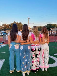 #overalls #senior #hoco #seniorinspo Cute Senior Jeans Ideas, Senior Pants Ideas Black And Gold, Cute Senior Overalls Ideas, Sophomore Hoco Jeans, Senior Pants Ideas Pink, Senior Jeans Back Pockets, White Senior Pants, Cap Senior Ideas, Senior Year Overall Ideas