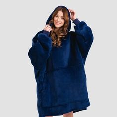 NIGHT BLUE OVERSIZED FLEECE BLANKET HOODIE THAT KEEPS YOUR HEART WARM A BLANKET YOU WEAR: Our CozyRelax Hoodie Blanket is a combination of an enormous hoodie and a soft, fluffy blanket that will hug you and keep you warm all year round. If you are tired of being cold all the time or want to be extra warm and cozy while watching TV or working from home, the Hoodie Blanket is perfect for you! SUITABLE FOR INDOOR AND OUTDOOR USE: The CozyRelax Hoodie Blanket will keep you warm all the time no matte Blanket Sweatshirt, Sherpa Lined Hoodie, Sweatshirt Blanket, Oversized Blanket, Oversized Flannel, Warm Throw Blanket, Blanket Hoodie, Hoodie Oversize, Hoodie Blanket