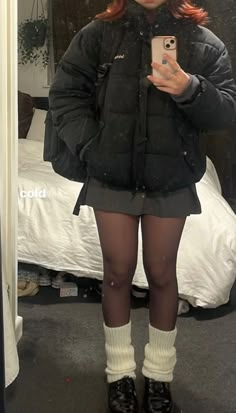 Sixth Form Winter Outfits, College Outfits Uk Aesthetic, Fall Dark Outfits, Jean Shorts And Stockings Outfit, Pleated Miniskirt Outfits, New York Winter Fashion Aesthetic, Aesthetic Looks Winter, College Fall Fits, Winter Miniskirt Outfit