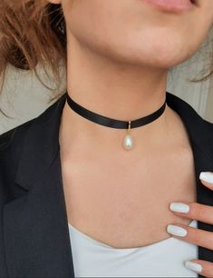 Lenght: 29 cm + 10 cm extra adjustable length Black Choker With Pearl, Satin Choker Necklace, Black Chocker Outfits, Chocker Neckless Black, Black Satin Choker, Classy Choker Necklace, Black Beaded Choker, Pearl Pendant Choker, Choker Outfit Casual