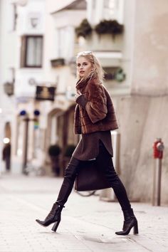 mademoisellefashionn: justthedesign: Caroline Daur is a vision... Faux Fur Outfit, Haute Couture Style, Casual Leather Jacket, Fashion Week Trends, Faux Fur Cropped Jacket, Fall Leggings, Chique Outfits, Cute Fall Outfits, Carrie Bradshaw