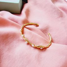 This curvy pearl bangle is a versatile minimalist piece that goes with any look. Wear it with another bracelets to create an arm party. Combine it with Miss Flirty Ring, La Koko Ring or La Sugar Ring to complete the look. It is perfect for gift giving for women and teen girls. Ideal for Valentine's Day, Mother's Day, Thanksgiving gift, Birthday, Anniversary, Christmas, Promise, Gifts, etc. Bracelet Details: Material: 18K Gold Plated & Stainless Steel Thickness: 3mm Quantity: 1 Color: Gold Does n Chic Pearl Bracelet As Gift, Adjustable Chic Pearl Bracelet As Gift, Trendy Bangle Bracelets For Wedding, Chic Adjustable Pearl Bracelet Gift, Trendy Gold Bangle Pearl Bracelet, Chic Adjustable Pearl Bracelet As Gift, Trendy Pearl Bangle Bracelet Gift, Minimalist Adjustable Pearl Bracelet For Party, Trendy Pearl Bracelets As Gift