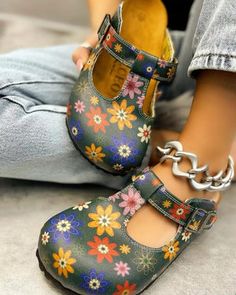 Green and Colored Mixed Flowers Patterned Clogs - CAL1504 Teacher Shoes, Girls Clogs, Mixed Flowers, Red And White Flowers, Funky Shoes, Cork Heels, Swag Shoes, Fabulous Shoes, Comfy Shoes