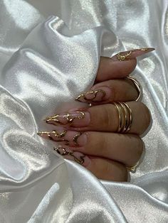 Mauve Stilleto Nails, Gold Stilletos Nails, Simple Stiletto Nails Designs, Nail Inspo Stiletto, Cute Stiletto Nails, Celebration Nails, Simple Stiletto Nails, Stiletto Acrylic Nails, Birthday Nail Ideas