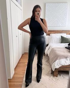 Fitted Flare Leather Pants For Work, Sleek Fitted Faux Leather Pants, Chic Flare Faux Leather Pants, Fall Faux Leather Flare Pants, Sleek Faux Leather Winter Pants, Leather Flare Pants Outfits, Fall Outfits For School, Fall Outfits For Work, Flare Leggings