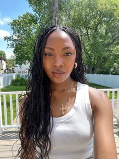 If you're convinced that small knotless braids are your next style, then this article gives you the full break-down to knotless braids. Check out our gallery of 40+ looks to inspire your next hairstyle. #SmallKnotlessBraids #KnotlessBraids #Knotless #ProtectiveStyle #BlackGirlsLit#BlackGirlsRock #BraidLovers #ProtectiveStyle #NaturalHair #NoHeatChallenge #VacayVibes Frizzy Knotless Braids, Knotless Braids Mid Length, Fulani Braids With Human Hair, Boho Bohemian Braids, Mini Bohemian Braids, Knotless Natural Braids, Knotless Buss Down Braids, Bra Length Boho Knotless Braids, Knotless Braids Messy Bun