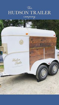 the hudson trailer company's logo is shown in front of an image of a horse trailer