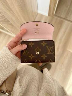 #louis #fashion #aesthetic #wallet #lv Bridgerton Hair, Aesthetic Wallet, Room Decor Winter, Outfit Stockholm, Academia Bedroom, University Outfits, Outfits Back To School, Student Aesthetic, 90s Hair