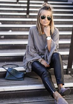 grey bell sleeved top + leather pants Bell Sleeve Top Outfit, Lederhosen Outfit, Leather Pants Outfit, How To Wear Leggings, Looks Street Style, Outfit Trends, House Of Harlow, Style Chic, Look Fashion