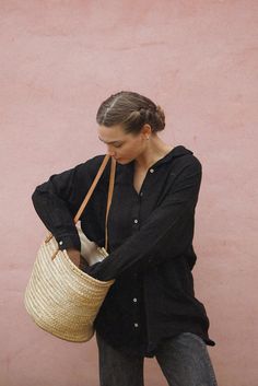 Black Shirt Summer Outfit, Black Linen Button Up Shirt Outfit, Boyfriend Button Up Shirt Outfit, Linen Shirt Outfit Women Summer, Black Linen Shirt Outfit Women, Black Linen Shirt Outfit, Black Shirt Outfit Women Casual, Black Button Up Shirt Outfit, Linen Button Down Shirt Women