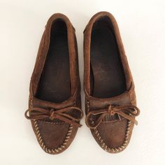 "Vintage Minnetonka moccasins. Super soft brown suede leather in medium brown. Fringe with tie front and laced sides. Cushioned leather insole with Minnetonka logo. Minnetonka rubber logo on the back.  No size listed but estimated to fit a US size 7.5-8. Please compare measurements below:  MEASUREMENTS--Taken with item laying flat, in inches, not doubled: Sole length: 10\" Sole width: 3.25\" Height: 16\" [top of shaft to sole] Label/Era: Minnetonka /  Size: Estimated Women's US 7.5-8 Fabric: Suede, leather, rubber soles Condition: Great condition. Has a few a discoloration spots on the sides. Rubber nubs on bottom have a slight wear pattern across top portion of the sole.  ★ Visit the shop: http://www.etsy.com/shop/retrosuzysvintage Instagram | retrosuzysvintage Pinterest | retrosuzysvinta Knee High Moccasins, Fringe Moccasin Boots, Fringe Moccasins, Brown Fringe, Minnetonka Moccasins, Moccasin Boots, Leather Moccasins, Western Boho, Suede Fringe