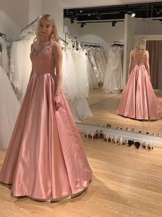 Silueta: una línea
Cintura: Natural
Longitud de la manga: sin mangas
Tela: satén
Color mostrado: rosa
Sujetador integrado: sí Satin V-neck Gown With Sweep Train, Satin V-neck Dress With Sweep Train For Evening, Elegant Fitted V-neck Ball Gown, V-neck Dress With Sweep Train For Debutante Ball, Satin V-neck Dress With Pleated Bodice, Elegant A-line Ball Gown For Prom Season, Elegant A-line Evening Dress For Debutante Ball, A-line Satin Dress For Wedding With Satin Finish, Elegant V-neck Bridesmaid Dress For Prom