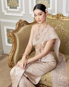 Lao Traditional Outfit, Thai Wedding Dress Traditional, Lao Wedding Dress, Lao Sinh, Lao Dress, Lao Wedding, Halal Outfits, Thailand Traditional Dress, Khmer Outfit