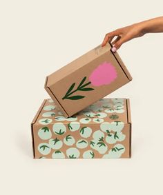 Graphic Design Product Packaging, Packaging With Pattern, Fun Packaging Design, Sustainable Packaging Design, Graphic Designer Studio, Shop Packaging, Shipping Design, Logo Minimalist, Designer Studio