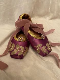 Handsewn decorated pointe shoes Fitted Ballet Flats For Dance, Ballet Dance Shoes With Round Toe, Colored Pointe Shoes, Christmas Ballet, Arabian Princess, Professional Dancer, Ballet Pointe Shoes, Pointe Shoe, Princess Shoes