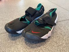 Super rare original 1996 Nike Air Rift trainers in red/white/green and black. Good used condition. Comes with a pair of Rift Socks ( see photos). Size UK 6.  The split toe design of the Air Rift was inspired by the efficiency of the barefoot style of Kenyan runners and so in 1996 Nike launched a completely new sneaker/sandal hybrid called Nike Air Rift in two different colour ways ( see photos). They were super hard to get hold of and have remained very collectible. The style was relaunched in 2 Nike Air Rift, Visor Sunglasses, New Sneakers, Vintage Girls, Nike Huarache, Classic Black, Red Green, Nike Air, White And Black