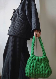 Kimono, black kimono, green bag, chunky bag, giant yarn, tubular yarn, hobo bag, Korean style bag, crochet bag, crochet tutorial Chunky Knit Purse Pattern, Tubular Yarn Bag, Braided Bag Diy, Diy Yarn Bag, Big Crochet Bag Pattern, Chunky Knit Bag Tutorial, Chunky Knit Bag Pattern, Chunky Yarn Purse, Chunky Bag Crochet Pattern