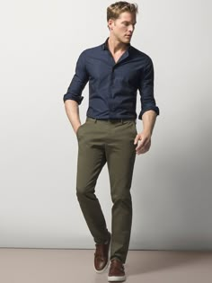 Green Chino Outfit Men, Green Chinos Men, Blue Chinos Men, Chinos Men Outfit, Green Pants Outfit, Mens Work Outfits, Celana Fashion, Mens Business Casual Outfits, Western Outfits Men