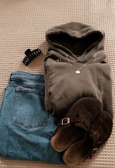 All products 🔗 above! Winter outfit inspo, college outfit, casual outfit, outfit ideas, style tips, fall outfits, sweaters, jeans, accessories, sunglasses, student outfit, college life, street style, streetware, #outfits #outfitideasforwomen #outfitstyle #styleideas Streetware Outfits, Fall Outfits Sweaters, Student Outfit, Winter Outfits College, Winter Outfits For School, College Outfit, Outfit Inspo Casual, Weird Fashion, Fall Fits