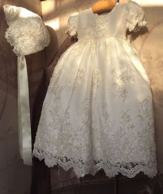 a white dress and bonnet are on display