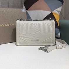 2018 new counter snake head bagSnake-shaped embroidery limited editionBvlgari Serpenti Forever series 286628# imported Italian lambskin inside and outside. Compared with other classic snake head bags, this time it uses the currently very popular quilting The sewing process and the matching color of the bag are more particular, and the accessories retain the always very luxurious enamel snake head! 『⚠️The counters are equipped with uniform raincoats, mirrors, gift box packaging, laser anti-counterfeiting labels and printed independent codes』

Size: 24x15x7cm Bvlgari Serpenti, Snake Head, Bagged Milk, Lv Purse, Lv Shoes, Gift Box Packaging, Lv Handbags, Orange Bag, Lv Belt