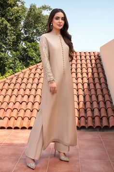 Shirt: Pure Raw Silk with hand embellishmentsBoot Cut Pants: Pure Raw SilkOrganza Dupatta with Spray (Complimentary) Gaun Fashion, Mode Abaya, Simple Pakistani Dresses, Designer Dresses Casual