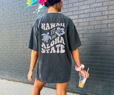 Experience the beauty of Hawaii with this Aesthetic beachy shirt!  The shirt has a classic fit that is comfortable and flattering, and the crew neckline gives it a stylish touch. The perfect way to show your love for the Aloha state! Aesthetic Hawaii Shirt, Hawaii Comfort Colors Tshirt, Beach T-shirt, Hawaii Tee, Aloha State Sweatshirt, Beachy Sweatshirt, Words on back Shirt Comfort Colors C1717 Shirts - Shirt sizes are unisex, please refer to sizing chart in listing photos - 100% ring-spun cott Vacation Graphic Print T-shirt For Day Out, Hawaiian Beach Tops With Screen Print, Hawaiian Beach Season Tops For Day Out, Hawaiian Beach Tops For Day Out, Hawaiian Style Tops For Beach Season, Hawaiian Screen Print Tops For Vacation, Hawaiian Style Vacation Tops With Screen Print, Summer Beach Tops With Back Print, Graphic Tee T-shirt For Beach With Back Print