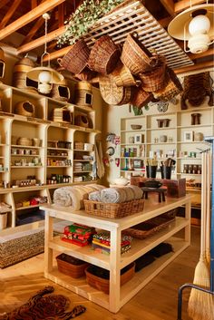 15 Easy & Eye-catching Boutique Decor Ideas to Try in 2024 Country Store Design, General Store Display Ideas, Small Market Store, Small Shop Display Ideas, Small Shop Organization, Store Design Boutique Inspiration, General Store Ideas, Small Retail Store Design Boutiques