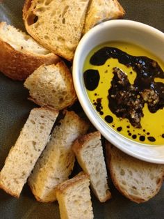 a bowl of soup and some slices of bread