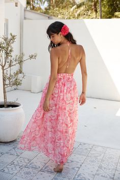 Length from shoulder to hem of size S: 126cm. Chest: 32cm, Waist: 31cm, size S. Maxi dress. Lined. Model is a standard XS and is wearing size XS. True to size. Non-stretch. Elastic back. Halterneck tie. Flowy skirt. Zipper. Cold hand wash only. Print placement may vary. Polyester. Feel free, fun and flirty in the gorgeous Rules To Follow Halter Maxi Dress. Featuring an elastic back design, a halter tie and a flowy skirt. Style with your fave sandals for a 'fit we love. Prom Shopping, Skirt Zipper, Halter Maxi Dress, Halter Maxi, Skirt Style, Halter Maxi Dresses, Free Fun, Pink Maxi Dress, Flowy Skirt