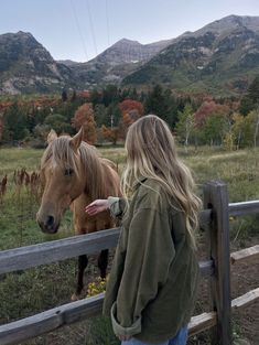 Western Granola Aesthetic, Country Granola Aesthetic, Pretty Horse Pictures, Granola Cowgirl, Granola Girl Hair, Western Core, Horse Girl Aesthetic