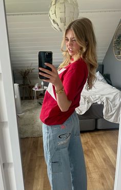 Target Work Outfit Red And Jeans, Maroon Hoodie Outfit, Target Work Outfit, Outfit Inspo Casual, Swaggy Outfits, Basic Outfits, Outfit Inspo Fall, Cute Everyday Outfits, Mode Inspo