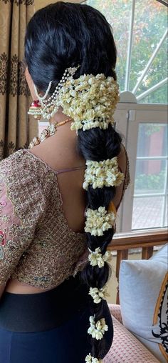 Jasmine In Hair, South Asian Hair, Nikkah Hair, Desi Hairstyles, Asian Hair Inspo, Hairstyle Saree, Mehndi Hair, Pakistani Hair, Princess Shoot