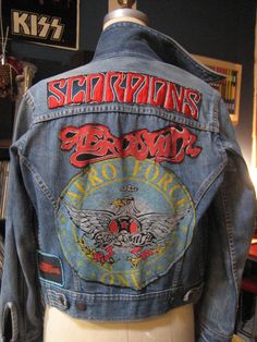 This vintage jacket is a size 6 women's small/medium. Scorpions patch, Aerosmith patch and Girlschool patch. Worn in, late 70's/early 80's tight fit. Sold as-is. 80s Rock Fashion Women, 80s Rock Fashion, 80s Heavy Metal, Band Jacket, Denim Jacket Patches, 80s Rock, Jacket Pins, Heavy Metal Rock, Jean Vintage