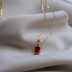 💎 Materials: 18k Gold Plated over Solid Sterling Silver Base: doesn't rust Cubic Zirconia Synthetic Ruby 📐 Length: 40cm + 5cm extension Ruby And Gold Necklace, Vintage Jewelry Silver, Gold Necklace Ideas, Ruby Jewelry Ring, Garnet Necklace Gold, Gem Stone Necklace, Ruby Necklace Designs, Gold Dainty Necklace, Gold Stone Necklace