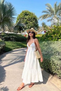 Outfit Inspo Mexico, Elegant Beach Outfits Women, Beach Outfits Elegant, Alacati Outfit, Mexico Fits For Women, Italian Girl Aesthetic Outfit, Goa Clothes Outfits Women, Bodrum Outfit Ideas, Istanbul Summer Outfit