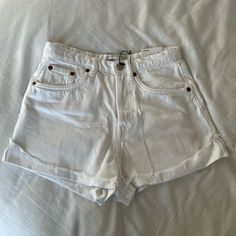 Zara High Rise White Denim Shorts. Us 2 Eu 34. New With Tags. Originally Bought For $39.90, Selling For $30 High Wasted Jean Shorts, Jean Shorts White, Summer Shopping List, High Wasted Jeans, Pink Denim Shorts, Summer Shorts Denim, Cuffed Denim Shorts, Outfit Plan, White Jean Shorts