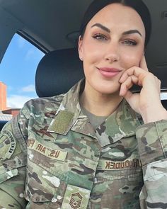 Female Military Picture, Military Pictures For Yahoo, Army Women Soldiers, Pilot Uniform Men, Female Army Soldier, Military Woman, Women Looking For Men