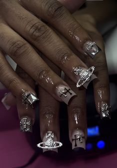 Short Set Nails Black Women, Sliver Nails Ideas Short, Nails Design Black Women, Short Square Nails With Charms, Short Nail Designs Y2k, Laws Nails, Short Black Acrylic Nails Designs, Short Black Freestyle Nails, Dump Nails