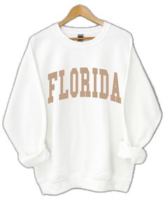 Trendy White Tops With Lettering, White Trendy Tops With Lettering, Oversized White Tops With Lettering, Oversized White Top With Lettering, White Crew Neck Campus Style Top, College Style Crew Neck Top With Lettering, College Style White Tops For Fall, White College Style Tops For Fall, White Long Sleeve College Style T-shirt