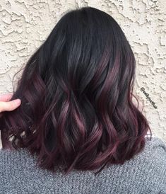 Deep Burgundy Highlights For Black Hair Pelo Color Borgoña, Shoulder Length Black Hair, Shades Of Burgundy Hair, Dark Burgundy Hair, Burgundy Balayage, Dark Chocolate Hair, Purple Balayage, Maroon Hair, Dark Purple Hair